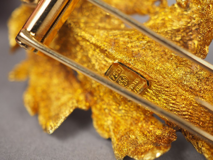 Broche en or jaune en forme de feuille, ornée d'une perle et de deux p