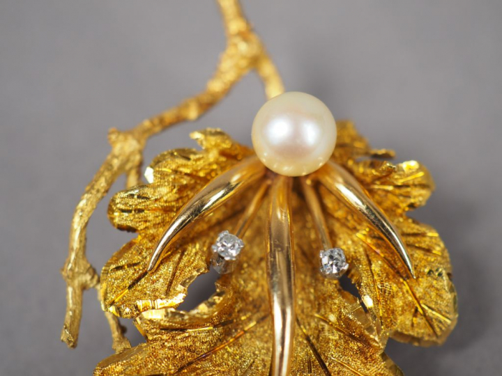 Broche en or jaune en forme de feuille, ornée d'une perle et de deux p