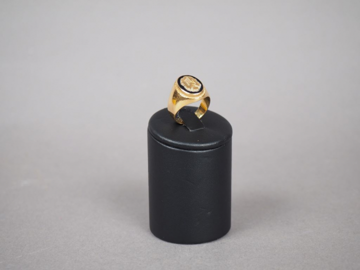 Bague chevalière en or jaune et émail noir, monogrammée.  TDD. 58 Poid