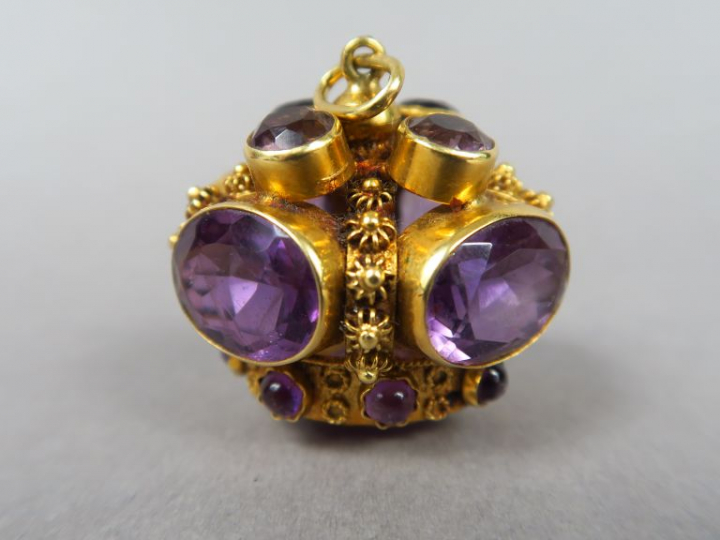 Pendentif boule en or jaune orné d'améthystes.  Poids tel. 21,35 g