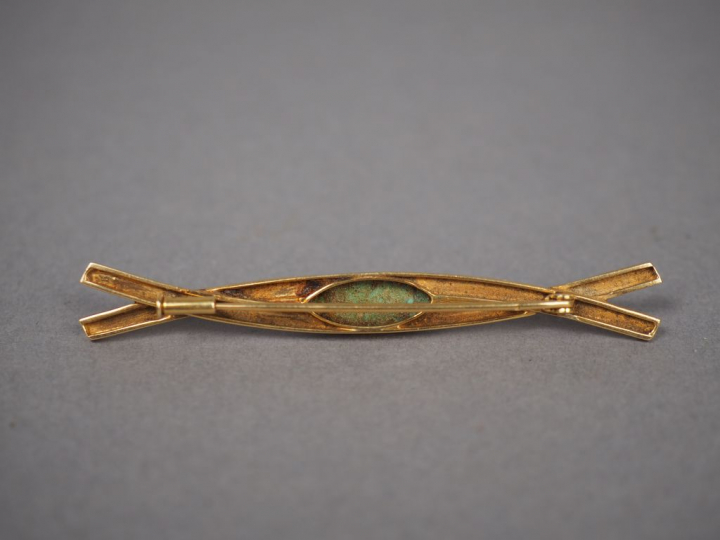 Broche de style Art déco en or jaune, ornée d'une turquoise en cabocho