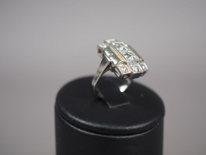 Bague Art déco en or blanc, ornée de huit diamants.  TDD. 49 Poids tel