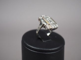 Vente aux enchères Bague Art déco en or blanc, ornée de huit diamants.  TDD. 49 Poids tel
