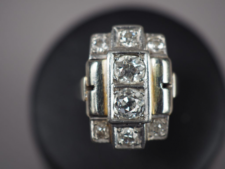 Bague Art déco en or blanc, ornée de huit diamants.  TDD. 49 Poids tel