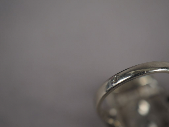 Bague Art déco en or blanc, ornée de huit diamants.  TDD. 49 Poids tel