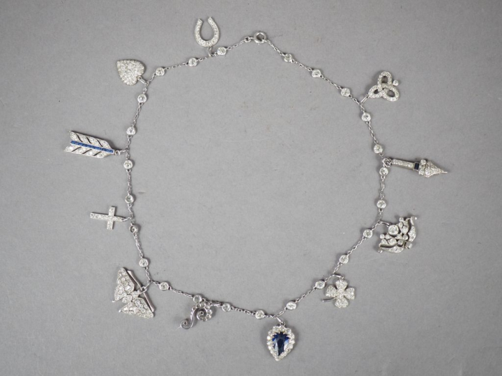 Collier en platine et diamants agrémenté de saphir et saphirs calibrés
