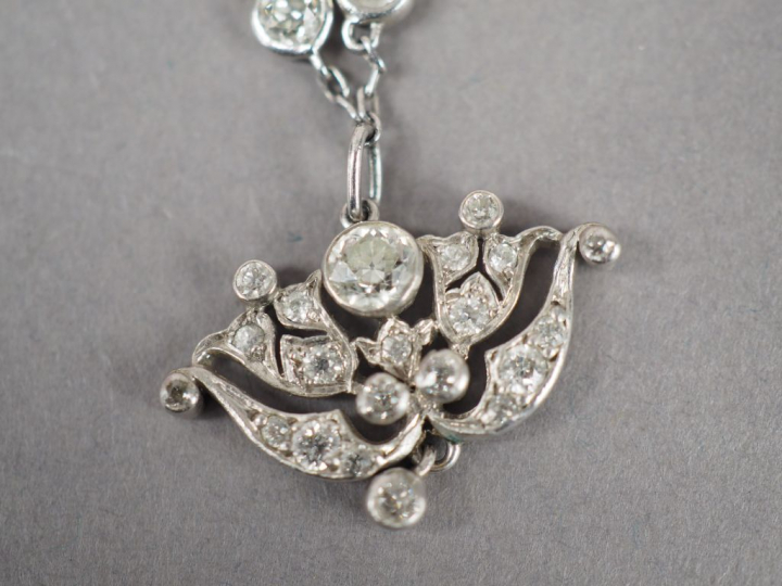 Collier en platine et diamants agrémenté de saphir et saphirs calibrés
