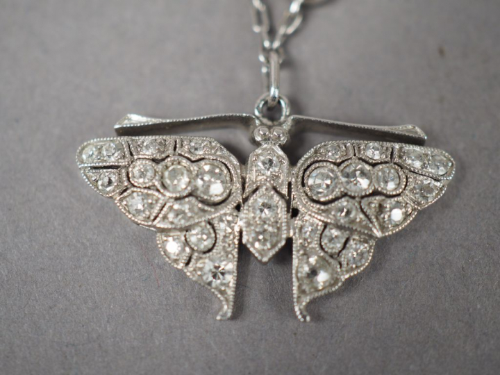 Collier en platine et diamants agrémenté de saphir et saphirs calibrés