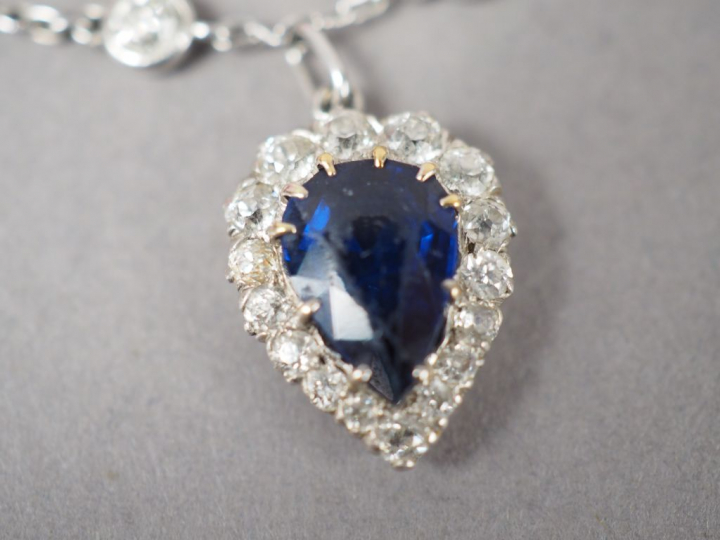 Collier en platine et diamants agrémenté de saphir et saphirs calibrés