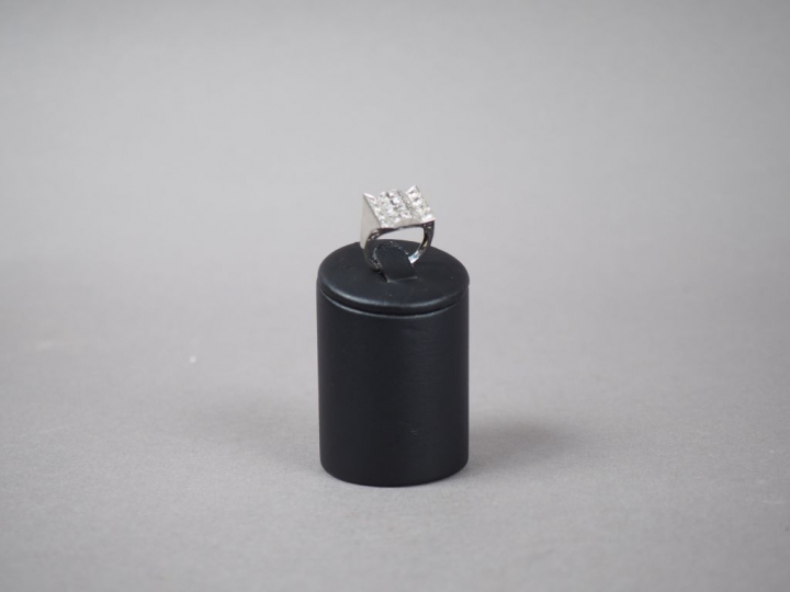 Bague Art déco en platine ornée de diamants.  TDD. 52 Poids tel. 6,39 
