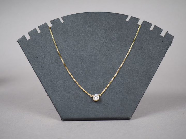 Pendentif et sa chaine en or jaune, orné d'un diamant demi-taille d'en