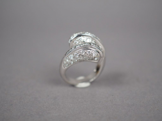 Vente aux enchères Bague en or blanc, ornée de diamants.  TDD. 52 Poids tel. 10,62 g