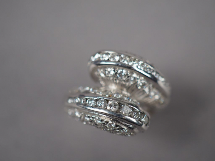 Bague en or blanc, ornée de diamants.  TDD. 52 Poids tel. 10,62 g