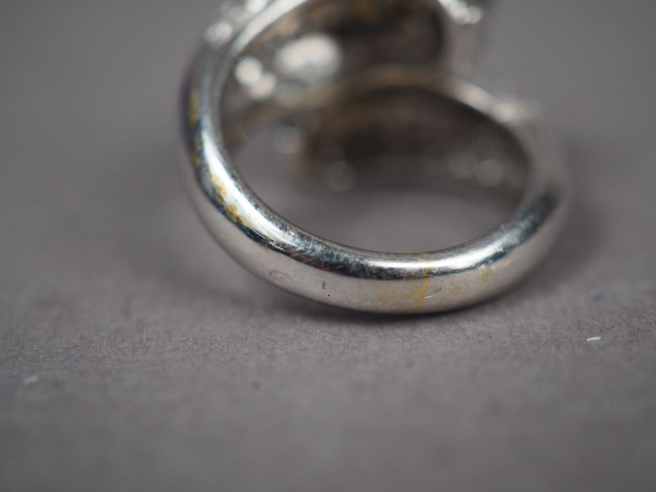 Bague en or blanc, ornée de diamants.  TDD. 52 Poids tel. 10,62 g