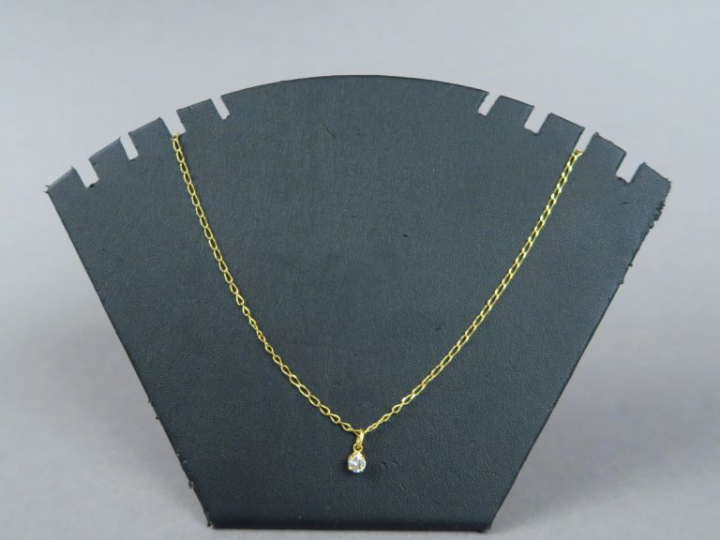 Pendentif et sa chaine en or jaune orné d'un diamant taille ancienne d