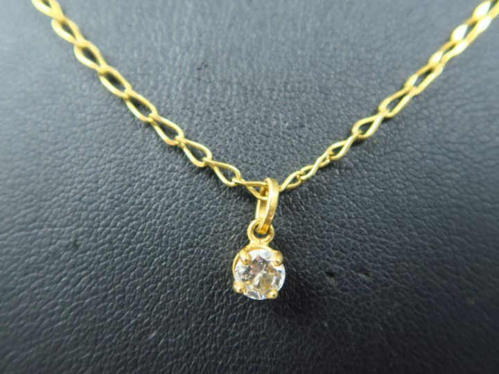 Pendentif et sa chaine en or jaune orné d'un diamant taille ancienne d
