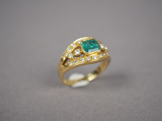 Vente aux enchères Bague en or jaune, ornée d'une émeraude et de petits diamants.  TDD. 5