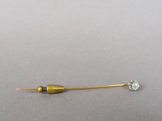 Vente aux enchères Epingle à cravate en or jaune, ornée d'un diamant taille ancienne de 0