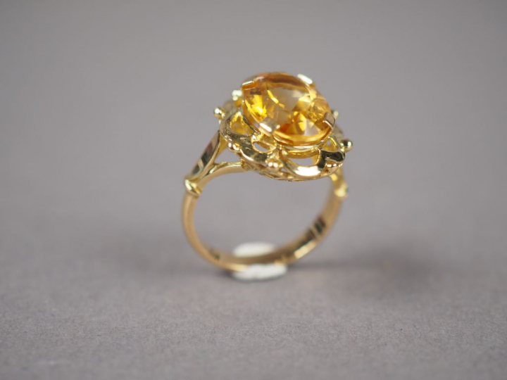 Bague en or jaune, ornée d'une citrine.  TDD. 55 Poids tel. 6,60 g