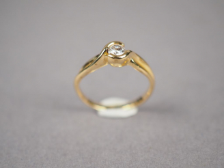 Vente aux enchères Bague solitaire en or jaune, sertie d'un diamant.  TDD. 50 Poids tel. 