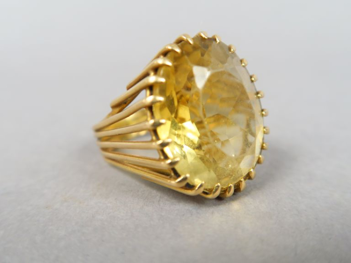 Bague en or jaune, ornée d'une citrine.  Poids tel. 13,08 g