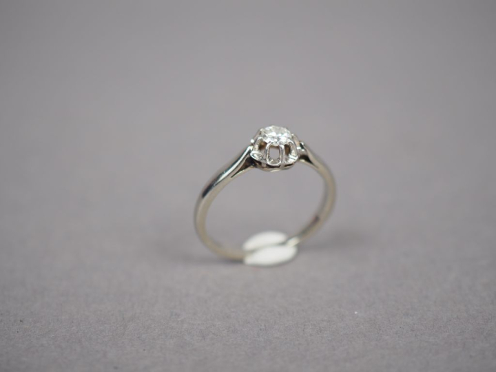 Bague solitaire en or blanc, ornée d'un diamant d'environ 0,2 ct. TDD.