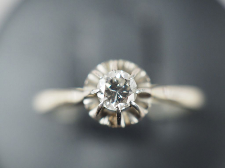 Bague en or blanc, ornée en son centre d'un petit diamant.  TDD. 51 Po