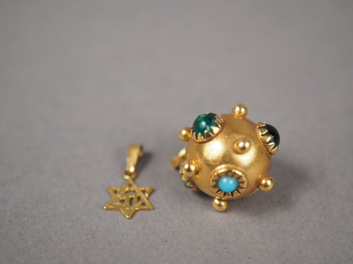 Lot comprenant :  - un pendentif boule en or jaune et pierres de coule