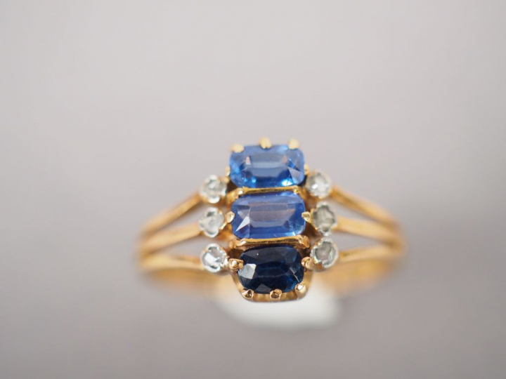 Bague en or jaune, ornée de trois saphirs et de roses.  TDD. 49 Poids 