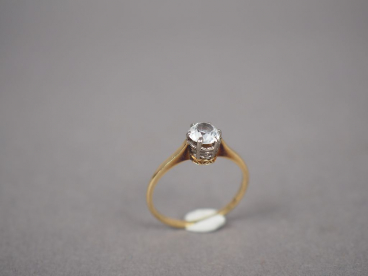 Bague en or jaune 14k, ornée d'un zirconium.  TDD. 56 Poids tel. 2,08 