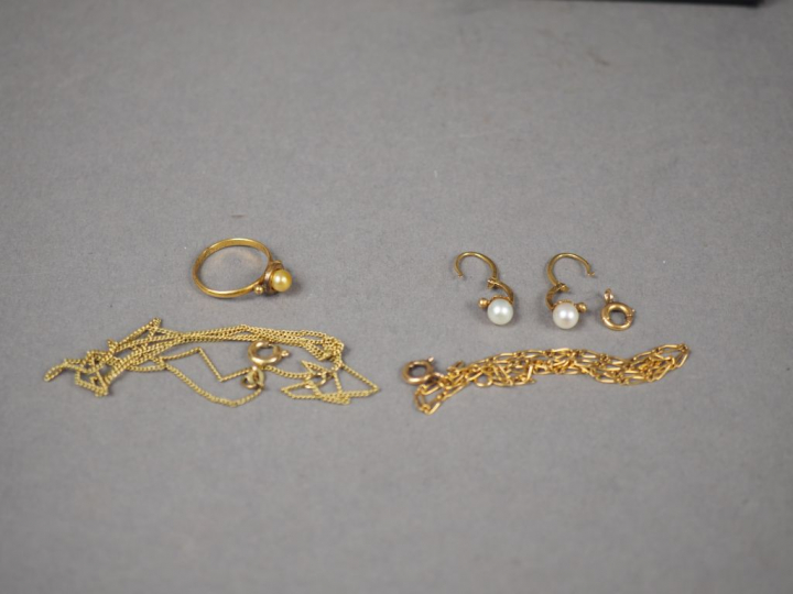 Lot comprenant une paire de boucles d'oreilles en or jaune et perle, u