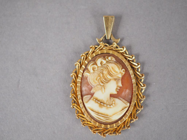 Pendentif orné d'un camée figurant une jeune femme de profil.  Monture