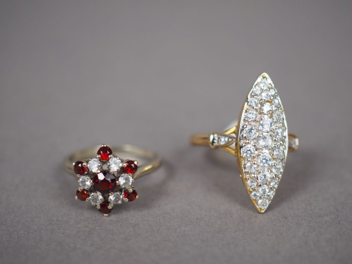 Bague marguerite en or blanc, ornée de pierres fantaisies.  TDD. 49 1/