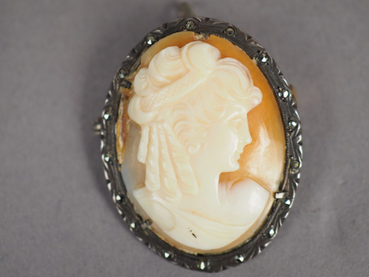 Broche/pendentif à décor d'un camée figurant un profil de jeune femme.
