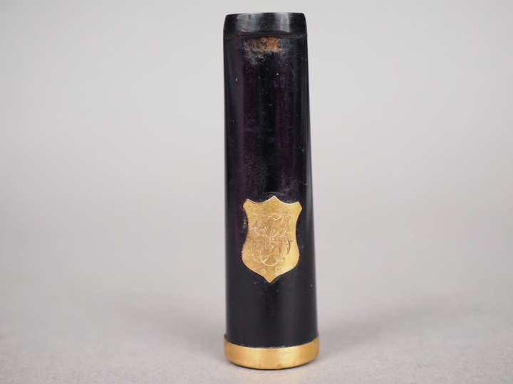 Fume-cigarette gainé d'or.  Poids tel. 8,34 g