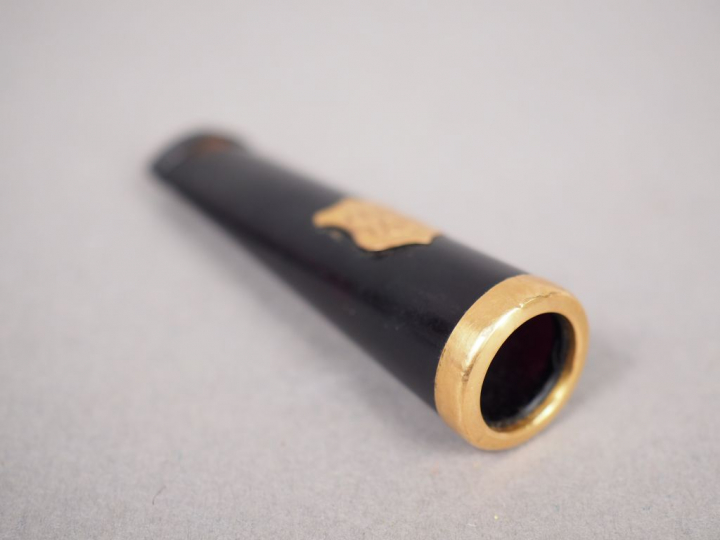 Fume-cigarette gainé d'or.  Poids tel. 8,34 g