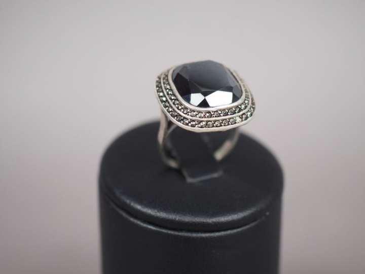 Bague en argent, ornée d'une marcassite.  TDD. 50 Poids tel. 6,40 g