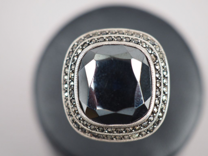 Bague en argent, ornée d'une marcassite.  TDD. 50 Poids tel. 6,40 g