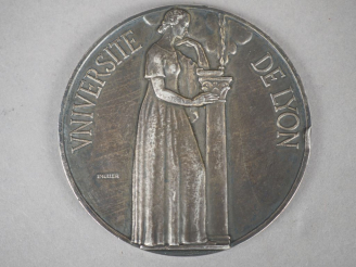 Vente aux enchères MULLER.  Médaille en argent "Université de Lyon" Poids. 278 g (petit e