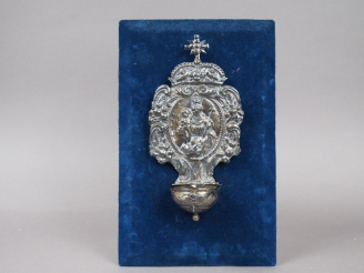 Vente aux enchères Bénitier XVIIIème en argent étranger, à décor au repoussé d'une Vierge