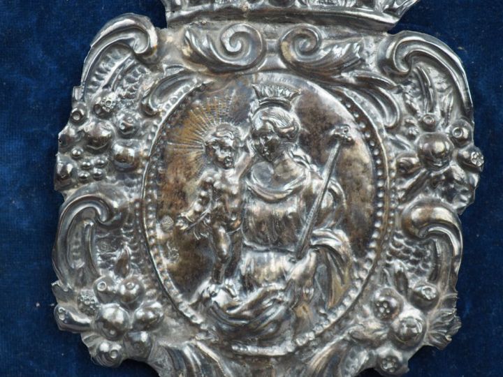 Bénitier XVIIIème en argent étranger, à décor au repoussé d'une Vierge