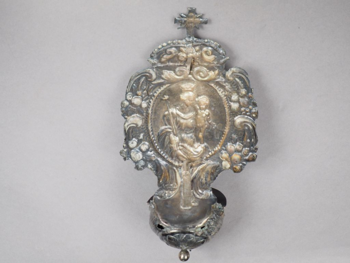 Bénitier XVIIIème en argent étranger, à décor au repoussé d'une Vierge