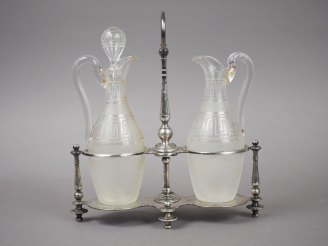 Vente aux enchères Monture d'huilier/vinaigrier de style Louis XVI en argent, poinçon Min