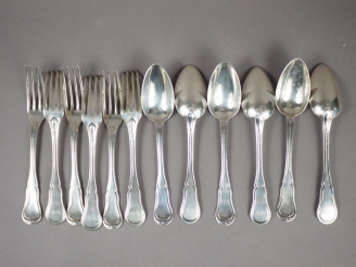 Vente aux enchères Six grands couverts en argent, modèle à filet, saptule violonnée.  Mon