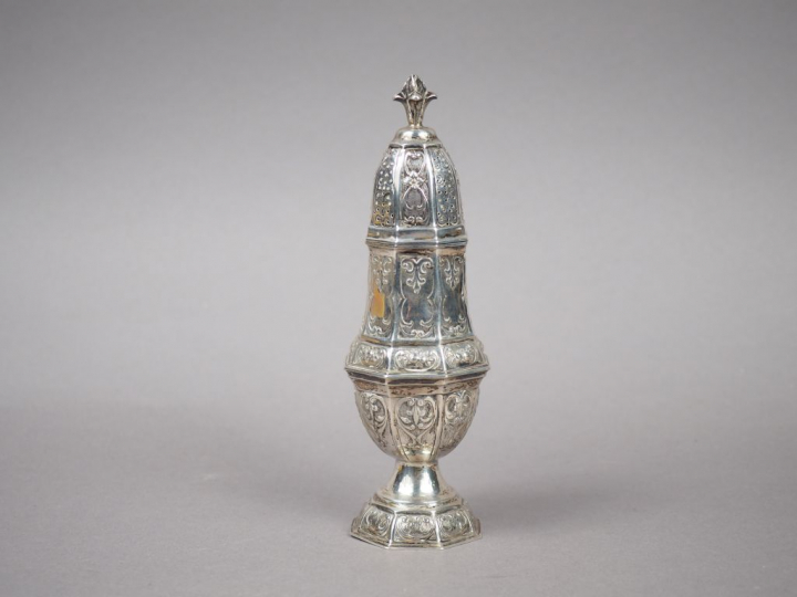 Saupoudreuse de forme balustre en argent, poinçon cygne, à décor de ri
