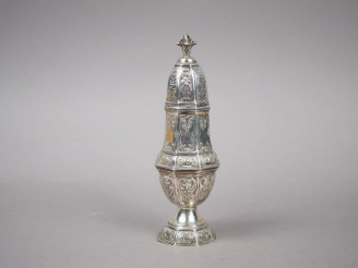 Vente aux enchères Saupoudreuse de forme balustre en argent, poinçon cygne, à décor de ri