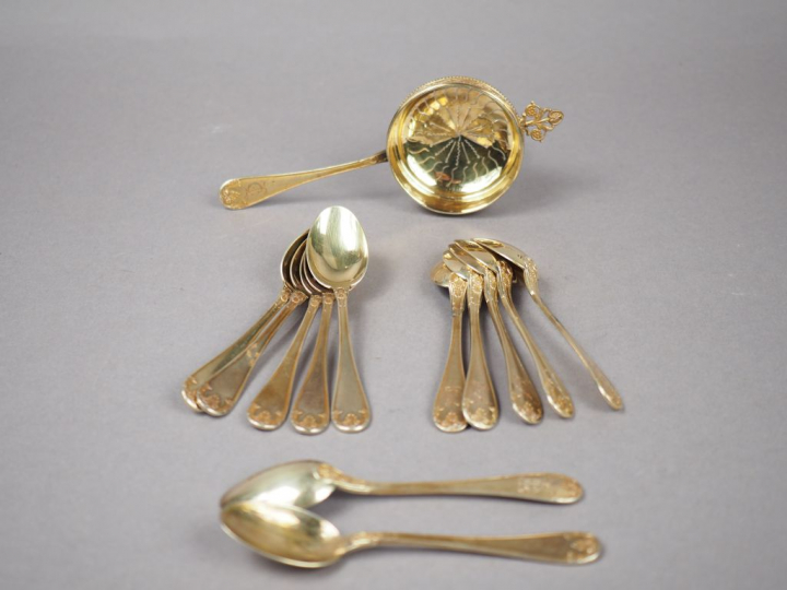 Cuillère à saupoudrer et suite de douze petites cuillères de style Lou