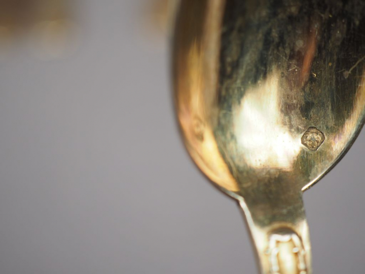 Cuillère à saupoudrer et suite de douze petites cuillères de style Lou