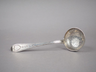 Vente aux enchères Cuillère à saupoudrer en argent, poinçon au coq, à décor de feuillage,
