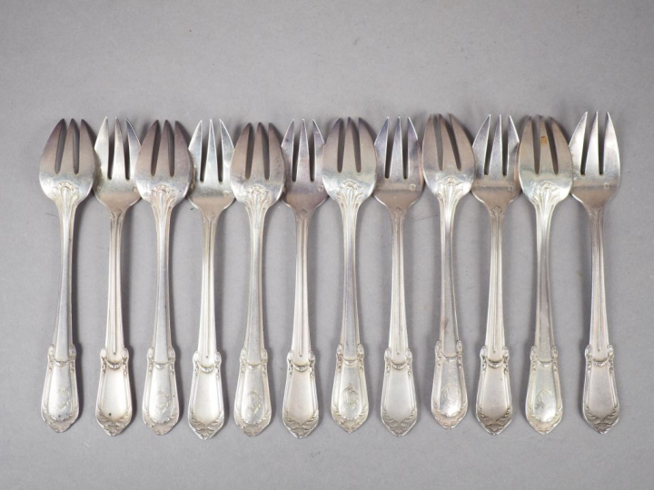 Suite de douze fourchettes à huitre de style Louis XVI en argent, poin